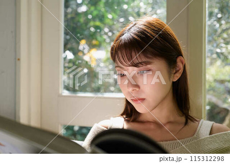 窓辺で読書する女性 窓辺で読書する女性 115312298