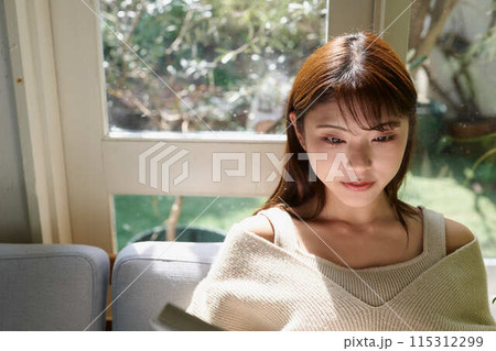 窓辺で読書する女性 115312299