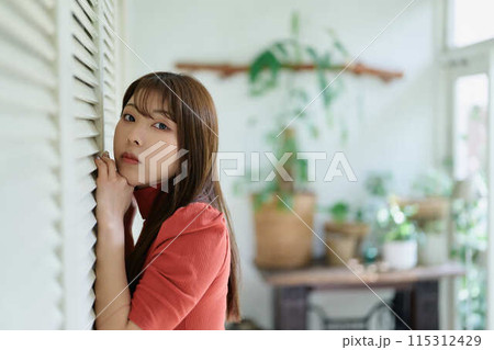 日差しが心地良い窓際の若い女性 日差しが心地良い窓際の若い女性 115312429