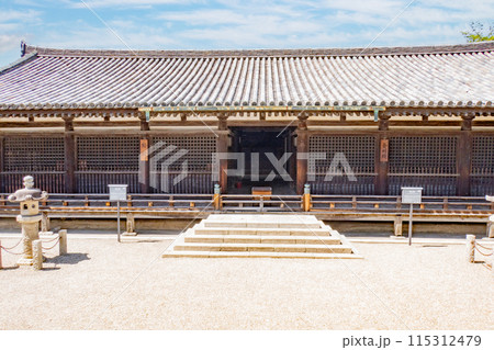 快晴の奈良、世界遺産・国宝の法隆寺の東院伽藍にある絵殿、舎利殿 115312479