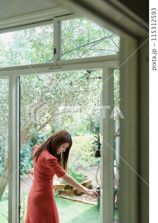 扉を開ける若い女性 扉を開ける若い女性 115312593