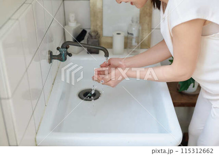 モーニングルーティーンをする若い女性 モーニングルーティーンをする若い女性 115312662