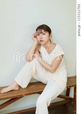 リラックスウエアを着てくつろぐ女性 115312702