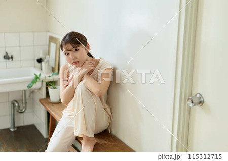 リラックスウエアを着てくつろぐ女性 115312715