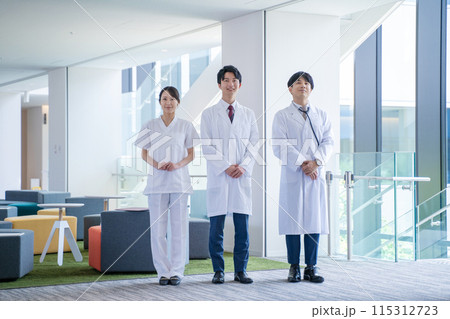 医師と看護師のチームワーク病院背景 115312723