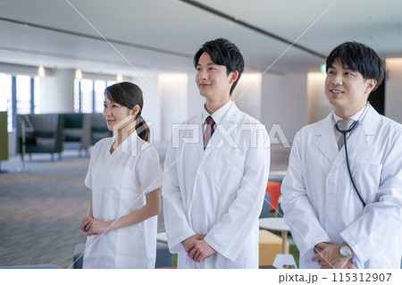 医師と看護師のチームワーク病院背景 医師と看護師のチームワーク病院背景 115312907