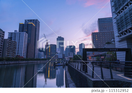 朝焼けに染まる中之島の街 115312952