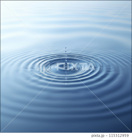 穏やかな水面に広がる水滴の波紋 穏やかな水面に広がる水滴の波紋 115312959