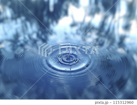 静寂の湖面に広がる水滴の波紋 静寂の湖面に広がる水滴の波紋 115312960