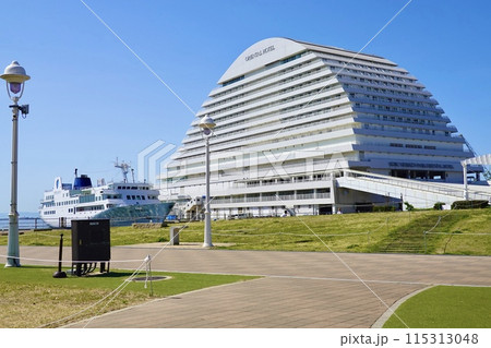 神戸メリケンパークオリエンタルホテルにクルーズ船ルミナス神戸が接岸している風景　兵庫県神戸市中央区 115313048