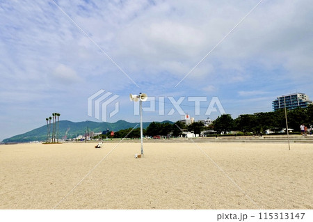 須磨海浜公園の須磨海水浴場に砂浜と青空が広がる風景　兵庫県神戸市須磨区 115313147