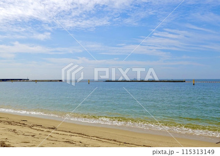 須磨海浜公園の須磨海水浴場から防波堤のある海を見た風景　兵庫県神戸市須磨区 115313149