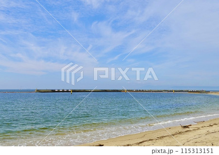 須磨海浜公園の須磨海水浴場から防波堤のある海を見た風景　兵庫県神戸市須磨区 115313151