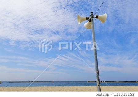 須磨海浜公園の須磨海水浴場で砂浜に立つ3方向スピーカーを見上げた風景 兵庫県神戸市須磨区 須磨海浜公園の須磨海水浴場で砂浜に立つ3方向スピーカーを見上げた風景 兵庫県神戸市須磨区 115313152