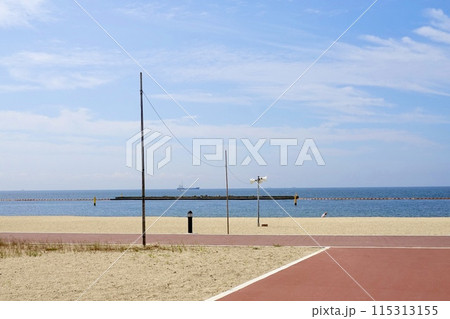 須磨海浜公園の須磨海水浴場で赤い遊歩道が砂浜へ海へと誘う風景　兵庫県神戸市須磨区 115313155