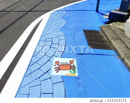 JR須磨海浜公園駅から神戸須磨シーワールドまでを彩る海をイメージした歩道の風景　兵庫県神戸市須磨区 115313172