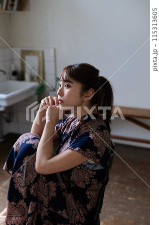 リビングでリラックスする女性 リビングでリラックスする女性 115313605