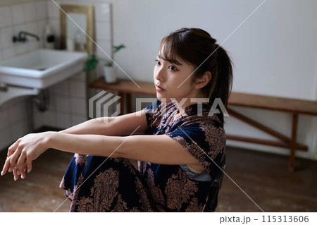 リビングでリラックスする女性 115313606