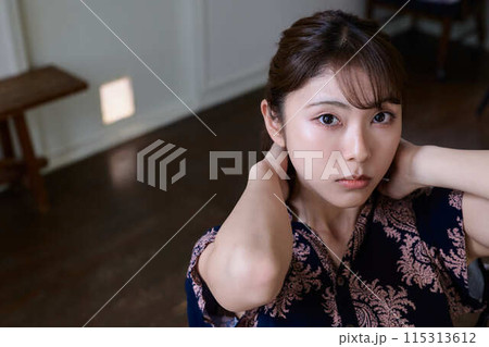 リビングでリラックスする女性 リビングでリラックスする女性 115313612