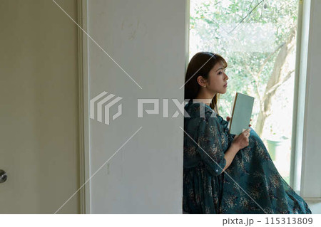 窓辺で本を読む女性 窓辺で本を読む女性 115313809