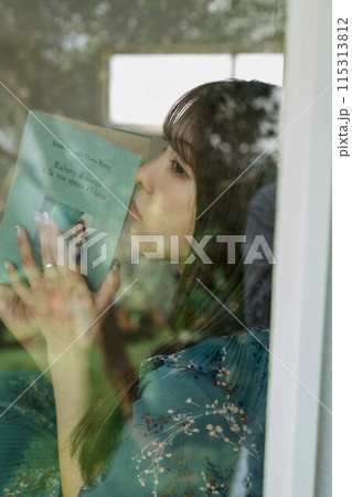 窓辺で本を読む女性 115313812