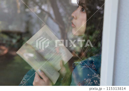 窓辺で本を読む女性 115313814
