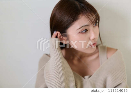 ベッドで寛ぐ女性 ベッドで寛ぐ女性 115314053