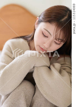 ベッドで寛ぐ女性 ベッドで寛ぐ女性 115314069