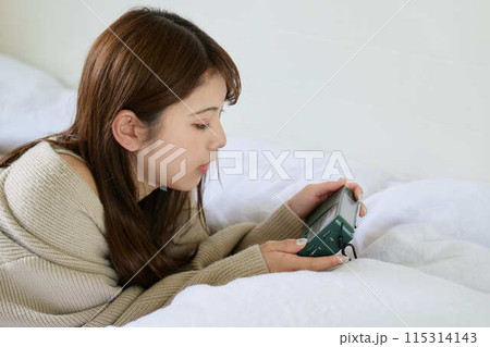 ベッドでラジオを見る女性 ベッドでラジオを見る女性 115314143