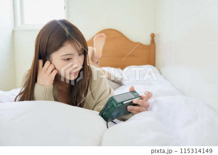 ベッドでラジオを見る女性 ベッドでラジオを見る女性 115314149