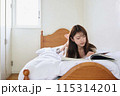 ベッドで読書する女性 115314201