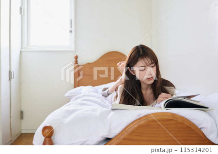 ベッドで読書する女性 ベッドで読書する女性 115314201