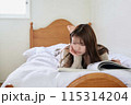 ベッドで読書する女性 115314204