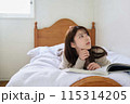 ベッドで読書する女性 115314205