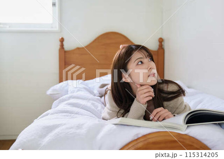 ベッドで読書する女性 ベッドで読書する女性 115314205