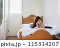 ベッドで読書する女性 115314207