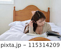 ベッドで読書する女性 115314209