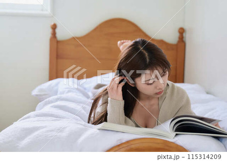 ベッドで読書する女性 115314209