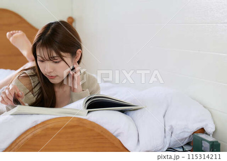 ベッドで読書する女性 ベッドで読書する女性 115314211