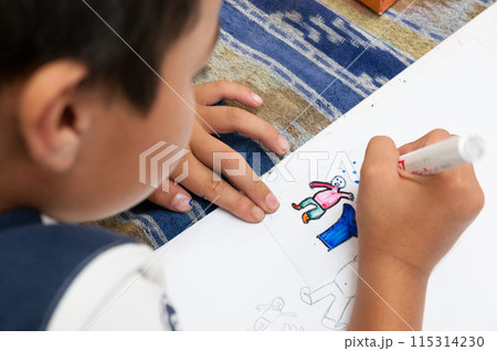 絵画教室で絵を描く小学生の子ども 115314230