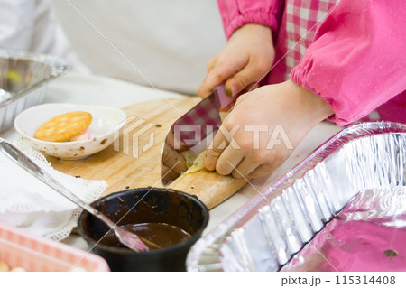 小学生の子ども料理教室でチョコレートやスナック菓子を使って工作する 小学生の子ども料理教室でチョコレートやスナック菓子を使って工作する 115314408
