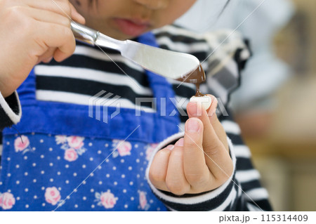 小学生の子ども料理教室でチョコレートやスナック菓子を使って工作する 小学生の子ども料理教室でチョコレートやスナック菓子を使って工作する 115314409