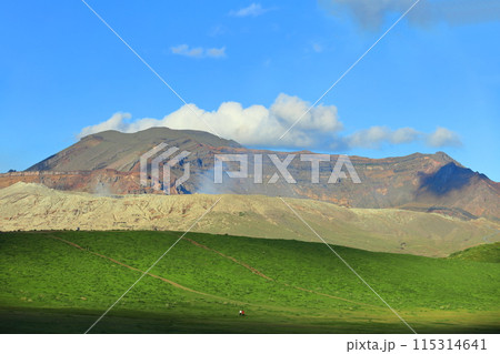 【熊本県】快晴の阿蘇山の山頂(中岳) 【熊本県】快晴の阿蘇山の山頂(中岳) 115314641