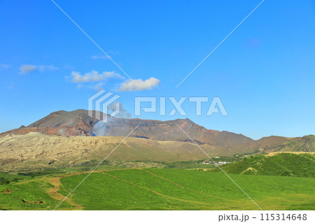 【熊本県】快晴の阿蘇山の山頂（中岳） 115314648