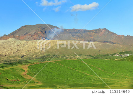【熊本県】快晴の阿蘇山の山頂(中岳) 【熊本県】快晴の阿蘇山の山頂(中岳) 115314649