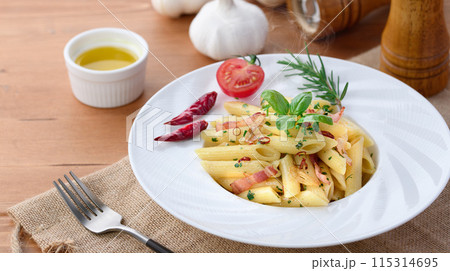 ペンネ ペペロンチーノ スパゲティ 115314695