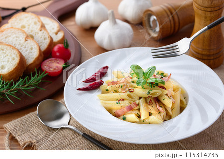 ペンネ ペペロンチーノ スパゲティ 115314735