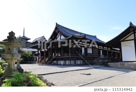 奈良県生駒郡斑鳩町にある法隆寺境内の綱封蔵の風景 奈良県生駒郡斑鳩町にある法隆寺境内の綱封蔵の風景 115314942