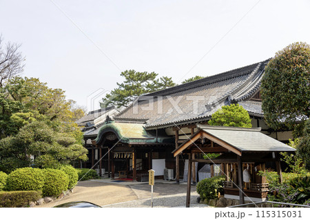 住吉大社の参集所(社務所)と前の祠（2024年4月9日撮影） 115315031