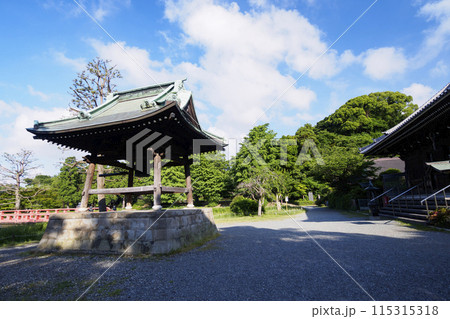 青空と赤い橋(神奈川県横浜市金沢区金沢文庫の称名寺の初夏) 青空と赤い橋(神奈川県横浜市金沢区金沢文庫の称名寺の初夏) 115315318